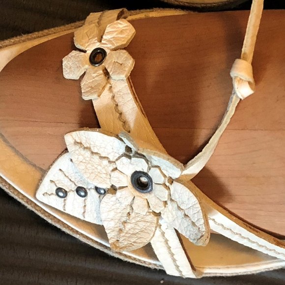 Prada white strappy flowered sandals 8 1/2 - Picture 4 of 6